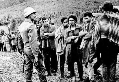 Estudantes foram enfileirados em sítio na fazenda de Mucuru, no município de Ibiúna, para serem revistados - (crédito: Divulgação/ Editora Matrix) Estudantes foram enfileirados em sítio na fazenda de Mucuru, no município de Ibiúna, para serem revistados - (crédito: Divulgação/ Editora Matrix)