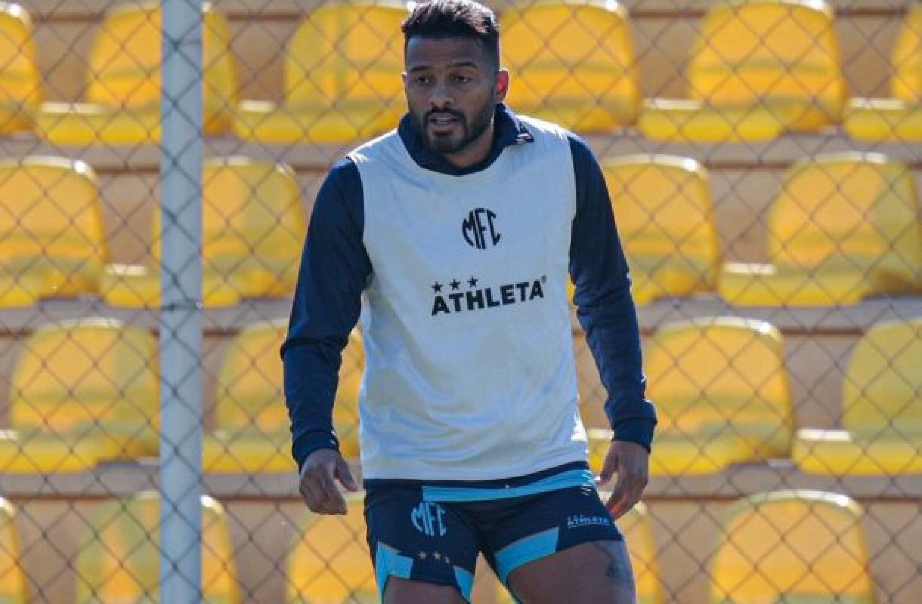 Reinaldo, do Mirassol, volta à Arena e elogia ex-clube: “Me sinto um pouco gremista”