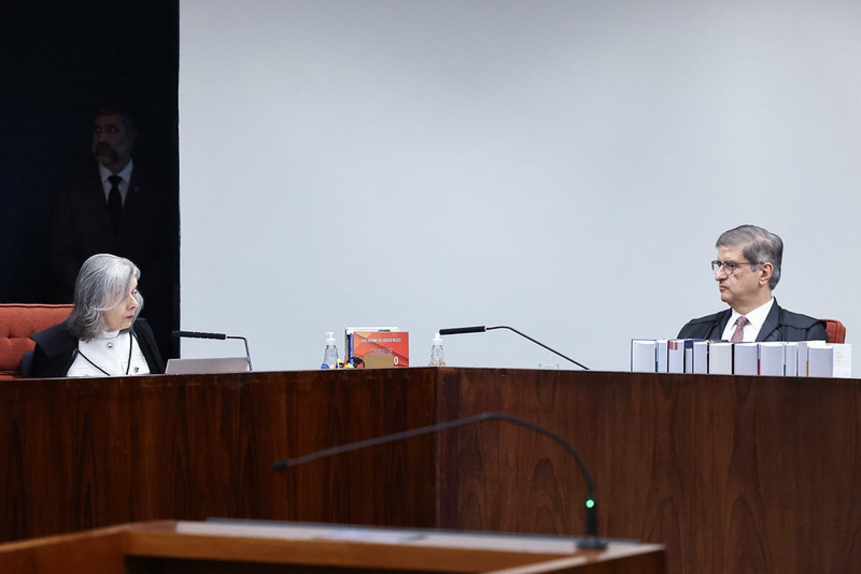 Cármen Lúcia aponta Mauro Cid como autor de crimes no 8 de janeiro