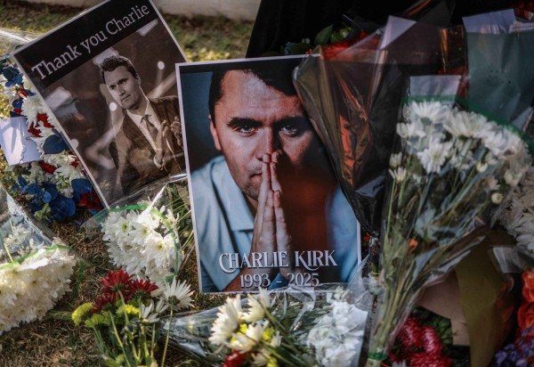  A general view of a wreath laid by mourners outside the US Embassy in Pretoria on September 11, 2025 following the fatal shooting of US youth activist and influencer Charlie Kirk while speaking during an event at Utah Valley University in Orem, Utah, United States. US youth activist and influencer Charlie Kirk, a major ally of President Donald Trump, was shot on September 10, 2025 at a US university.
Kirk was speaking at an event at Utah Valley University when the attack happened. (Photo by Phill Magakoe / AFP)
      Caption  -  (crédito:  AFP)