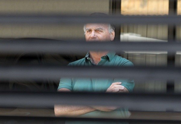 O ex-presidente brasileiro Jair Bolsonaro na garagem de sua residência em Brasília, em 11 de setembro de 2025      