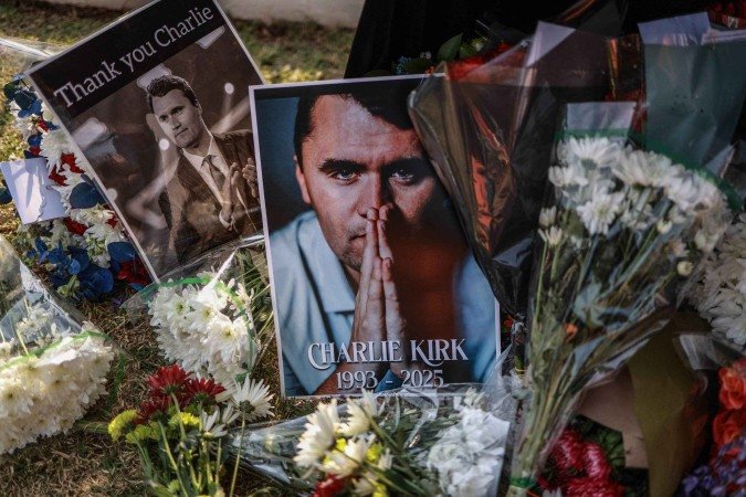  A general view of a wreath laid by mourners outside the US Embassy in Pretoria on September 11, 2025 following the fatal shooting of US youth activist and influencer Charlie Kirk while speaking during an event at Utah Valley University in Orem, Utah, United States. US youth activist and influencer Charlie Kirk, a major ally of President Donald Trump, was shot on September 10, 2025 at a US university.
Kirk was speaking at an event at Utah Valley University when the attack happened. (Photo by Phill Magakoe / AFP)
      Caption  -  (crédito:  AFP)