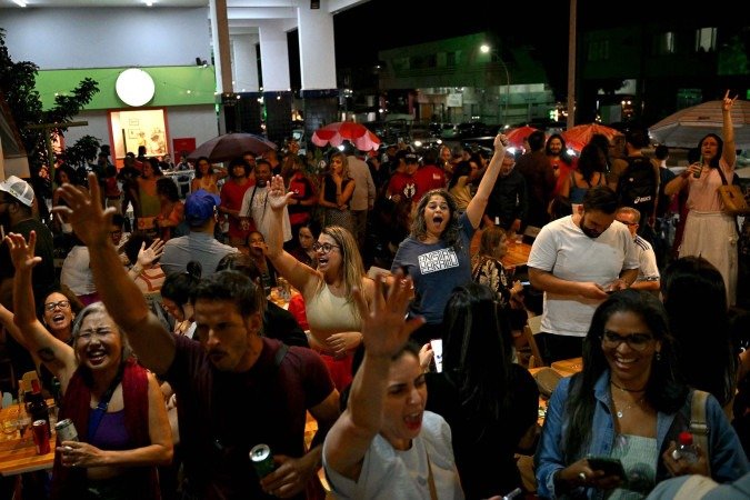 Nos bares e nas redes sociais, brasileiros celebraram a condenção dos réus da trama Golpista -  (crédito:  AFP)