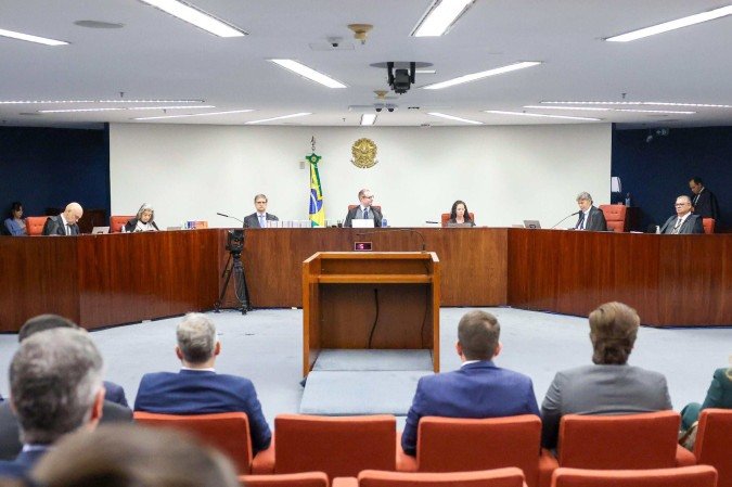 Após voto de Fux com 13 horas, julgamento de Bolsonaro será retomado à tarde