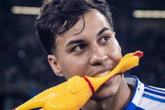 Artilheiro provocou mordendo um galo de borracha - (crédito: Foto: Gustavo Aleixo / Cruzeiro) Artilheiro provocou mordendo um galo de borracha - (crédito: Foto: Gustavo Aleixo / Cruzeiro)