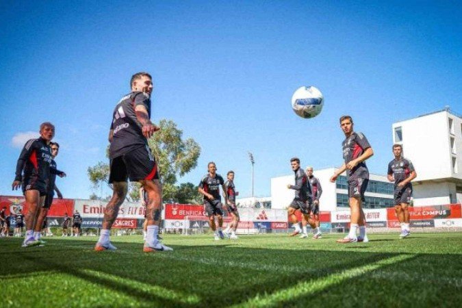 Jogadores do Benfica durante treinamento da equipe -  (crédito: Foto: Divulgação)