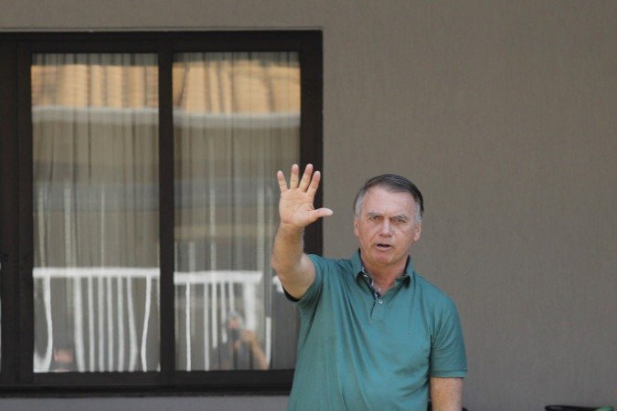 O ex-presidente brasileiro Jair Bolsonaro acena em sua residência em Brasília, em 11 de setembro de 2025      