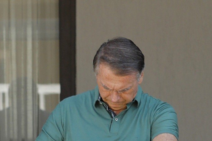O ex-presidente brasileiro Jair Bolsonaro acena em sua residência em Brasília, em 11 de setembro de 2025      
