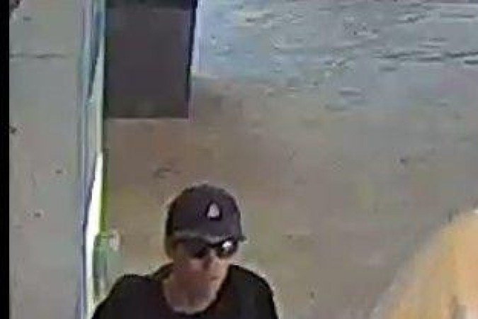 Foto do suspeito de matar o ativista Charlie Kirk, divulgada pelo FBI -  (crédito: FBI)