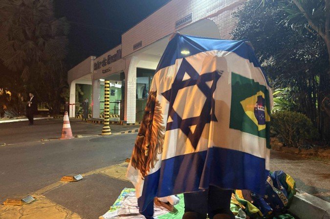 Eliane faz manifestação solitária em frente ao condomínio de Bolsonaro - (crédito: Carlos Silva/CB/D.A.Press) Eliane faz manifestação solitária em frente ao condomínio de Bolsonaro - (crédito: Carlos Silva/CB/D.A.Press)