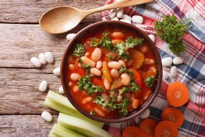 Sopa de feijão-branco com legumes (Imagem: Sergii Koval | Shutterstock) -  (crédito: EdiCase)
