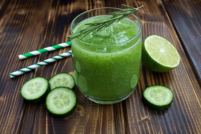 Suco detox de pepino com limão e alecrim (Imagem: Liudmyla Yaremenko | Shutterstock) - (crédito: EdiCase) Suco detox de pepino com limão e alecrim (Imagem: Liudmyla Yaremenko | Shutterstock) - (crédito: EdiCase)
