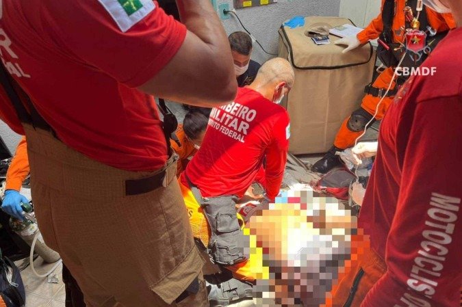 O idoso caiu de aproximadamente três metros de altura e teve os batimentos cardíacos restabelecidos depois de 50 minutos - (crédito: CBMDF/Divulgação) O idoso caiu de aproximadamente três metros de altura e teve os batimentos cardíacos restabelecidos depois de 50 minutos - (crédito: CBMDF/Divulgação)