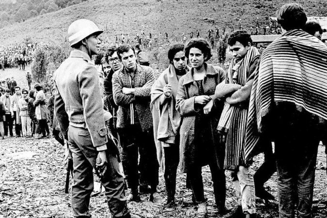 Estudantes foram enfileirados em sítio na fazenda de Mucuru, no município de Ibiúna, para serem revistados  -  (crédito: Divulgação/ Editora Matrix)