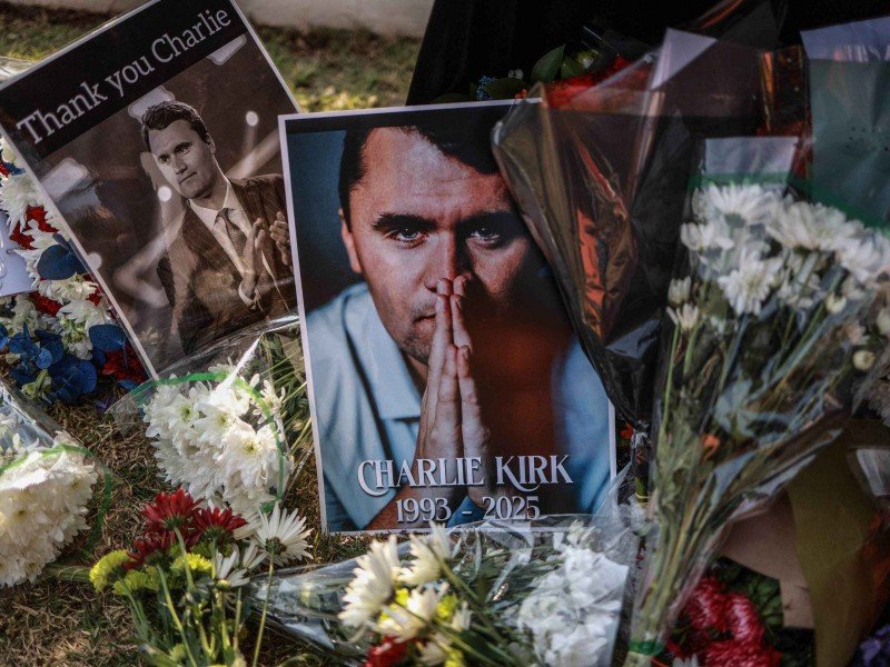  A general view of a wreath laid by mourners outside the US Embassy in Pretoria on September 11, 2025 following the fatal shooting of US youth activist and influencer Charlie Kirk while speaking during an event at Utah Valley University in Orem, Utah, United States. US youth activist and influencer Charlie Kirk, a major ally of President Donald Trump, was shot on September 10, 2025 at a US university.
Kirk was speaking at an event at Utah Valley University when the attack happened. (Photo by Phill Magakoe / AFP)
      Caption  -  (crédito:  AFP)