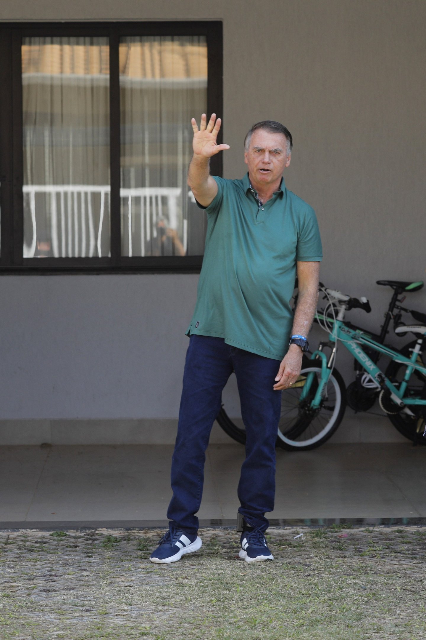 A prisão domiciliar é cumprida na casa do ex-presidente no condomínio Solar de Brasília, localizado no Jardim Botânico