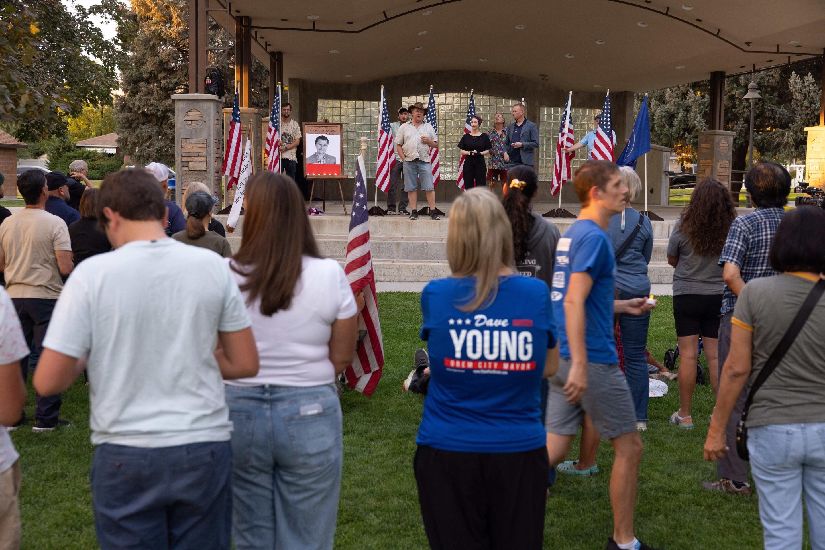 Pessoas participam de uma vigília para o jovem ativista e influenciador Charlie Kirk, que foi baleado em um evento público na Universidade de Utah Valley, em 10 de setembro de 2025      