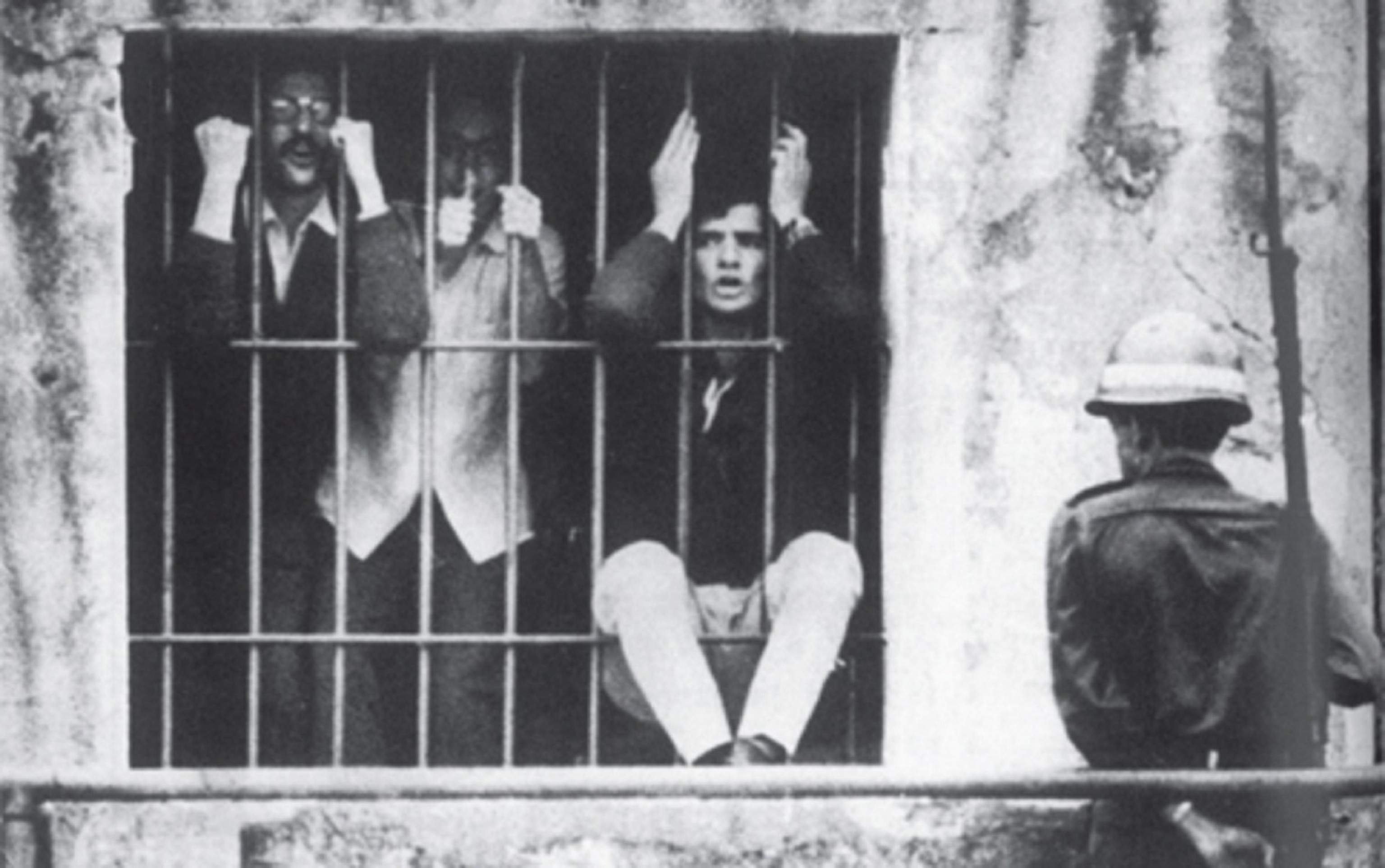 Estudantes pedindo por ajuda nas grades de uma das celas do Presídio Tiradentes, onde foram alojados pós detenção.