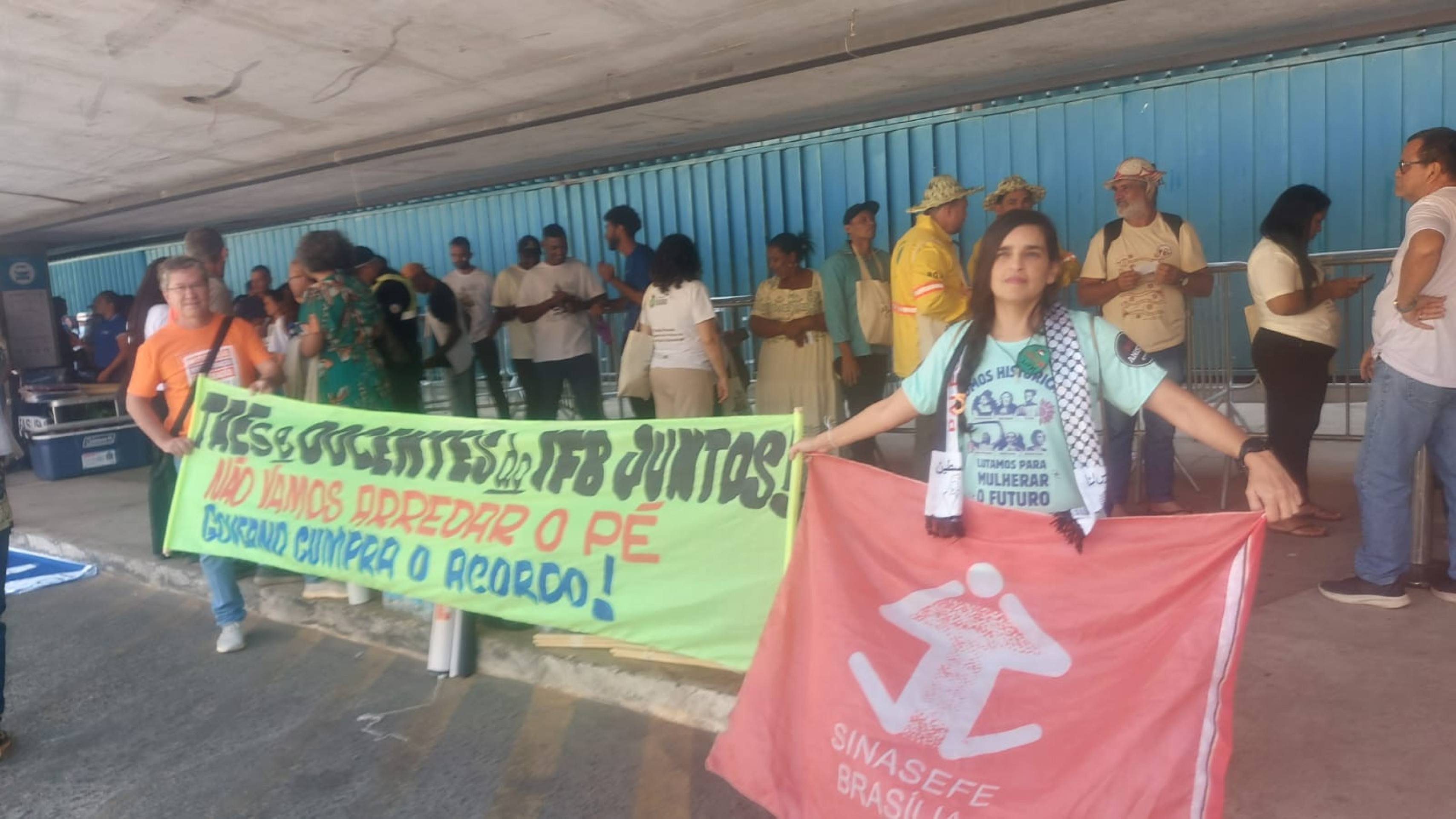 Professores e servidores do IFB paralisaram as atividades nesta quinta-feira