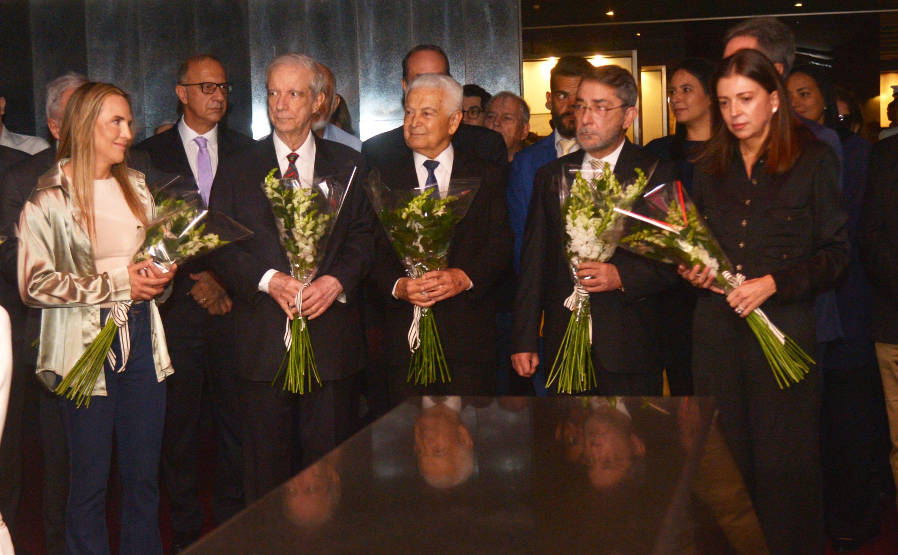 Público colocou flores sobre o túmulo de JK