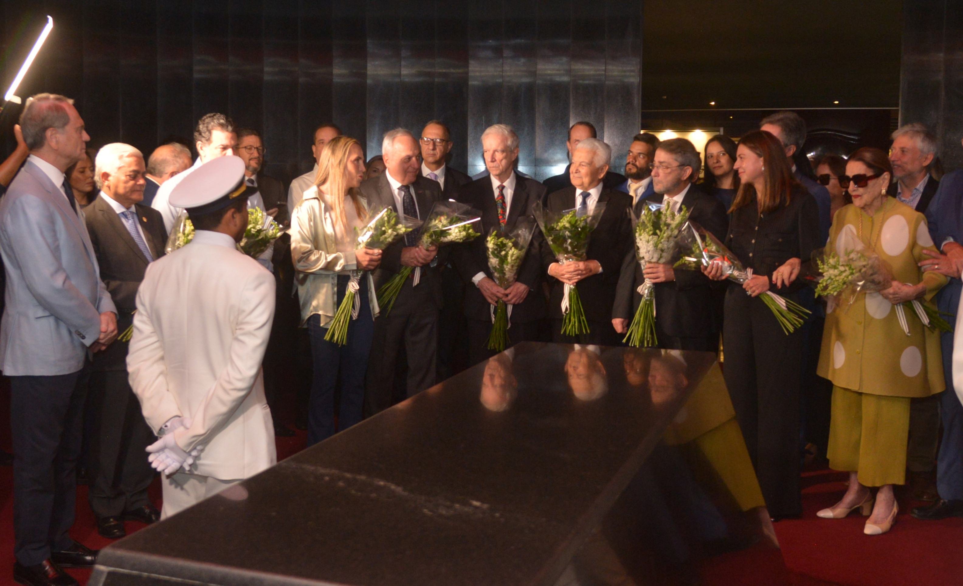 Público colocou flores sobre o túmulo de JK