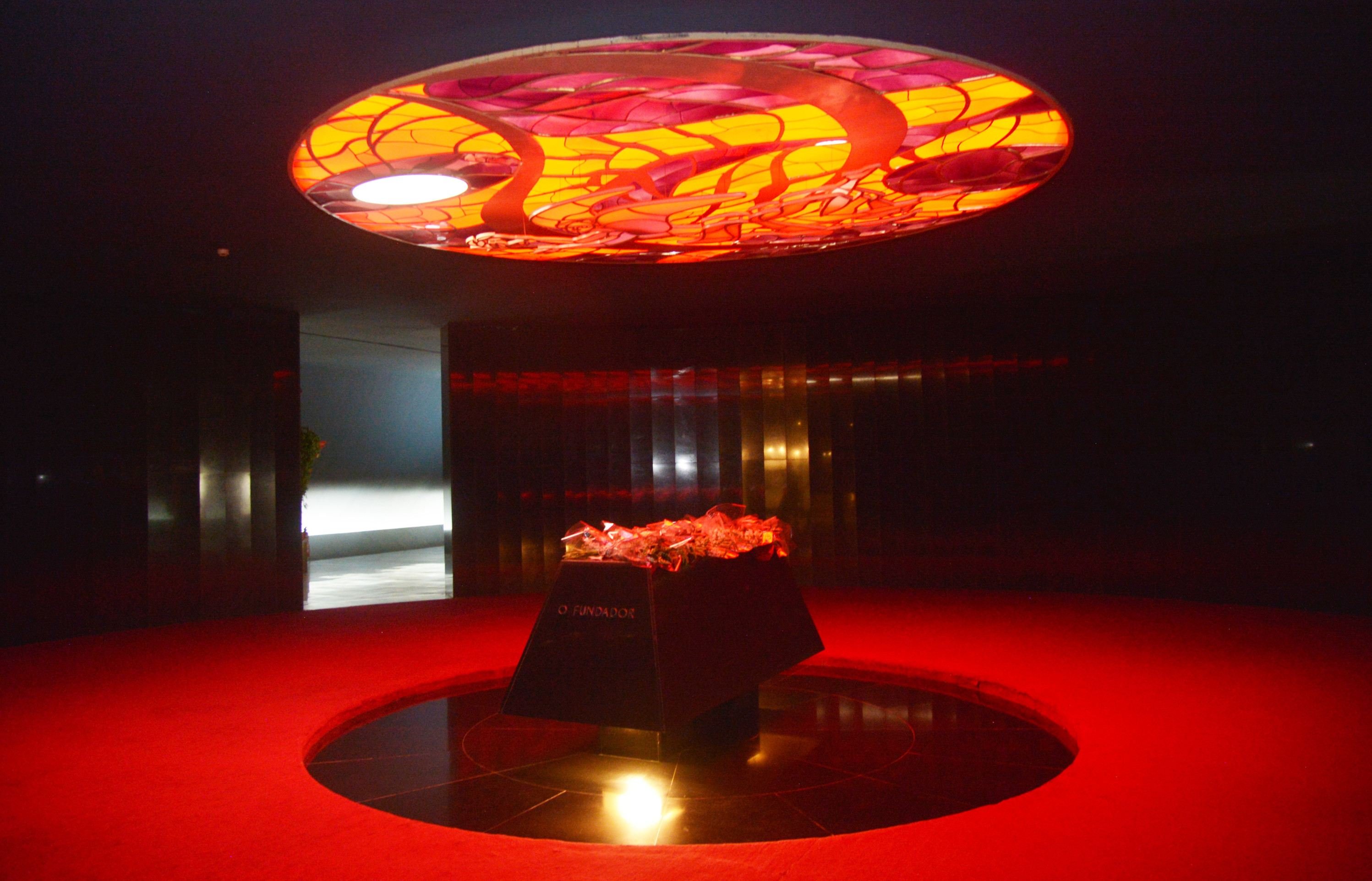 Público colocou flores sobre o túmulo de JK