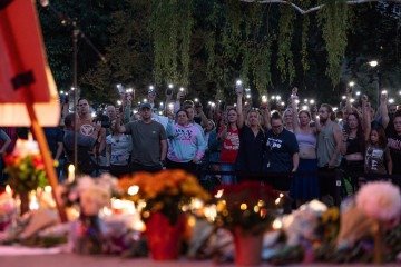 Moradores de Orem rendem homenagens a Charlie Kirk, em parque localizado no centro da cidade, próximo ao local do crime  -  (crédito: Melissa Majchrzak/AFP)