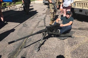 Tyler Robinson aparece em fotos posando com armas -  (crédito: Reprodução/Facebook)