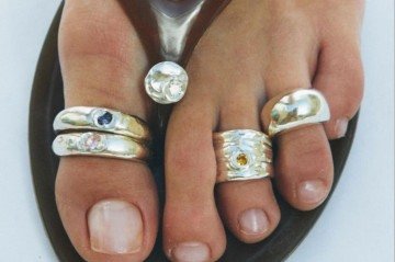 Pés em destaque: toe rings e tornezeleiras voltam à moda