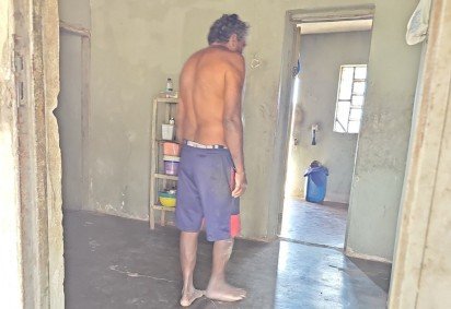 Idoso vivia em casa isolada, sem água encanada ou local para fazer as refeições -  (crédito: MTE/Divulgação)