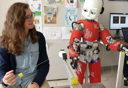 Voluntários executaram com o protótipo uma tarefa simples, mas que exige sincronia: serrar uma barra usando um fio de aço. Experimento abre caminho para a convivência de humanos e robôs -  (crédito: Istituto Italiano di Tecnologia/Divulgação ) -Voluntários executaram com o protótipo uma tarefa simples, mas que exige sincronia: serrar uma barra usando um fio de aço. Experimento abre caminho para a convivência de humanos e robôs -  (crédito: Istituto Italiano di Tecnologia/Divulgação )