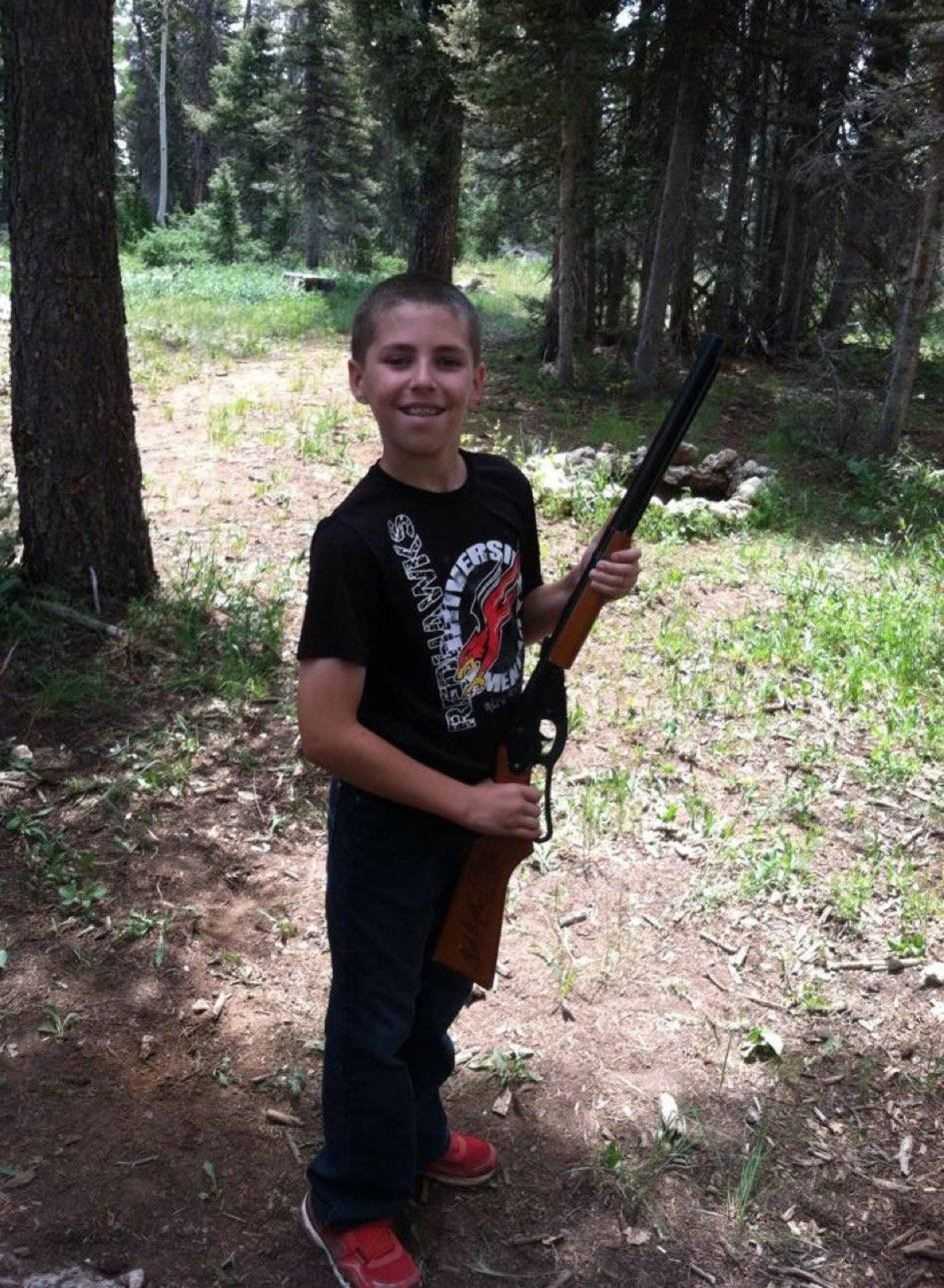 Tyler Robinson aparece em fotos posando com armas 