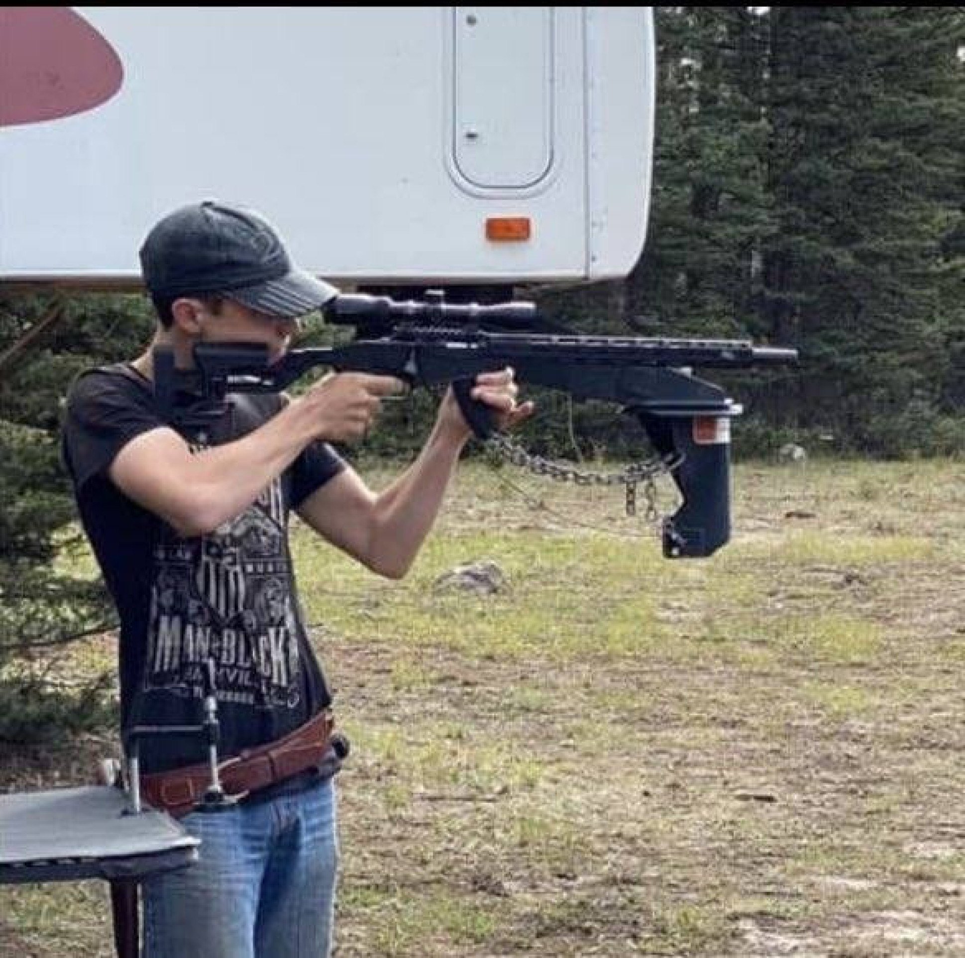 Tyler Robinson aparece em fotos posando com armas 