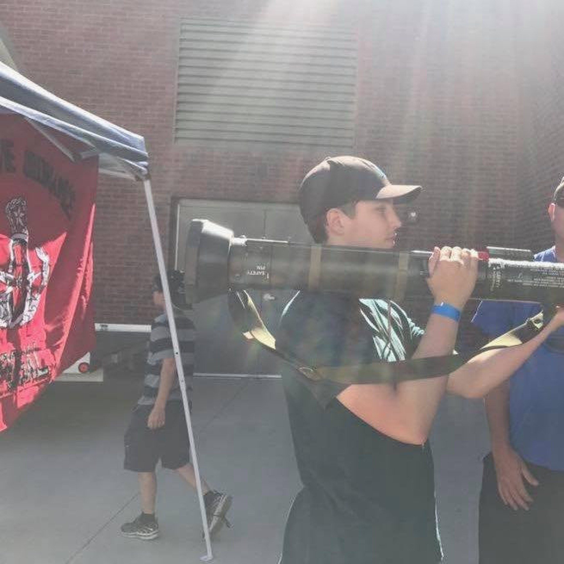 Tyler Robinson aparece em fotos posando com armas 