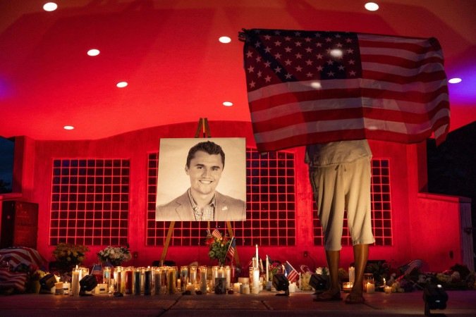 Nos Estados Unidos, seguidores realizaram uma vigília em memória do influenciador no Orem City Center Park, em Orem, Utah - (crédito: AFP) Nos Estados Unidos, seguidores realizaram uma vigília em memória do influenciador no Orem City Center Park, em Orem, Utah - (crédito: AFP)