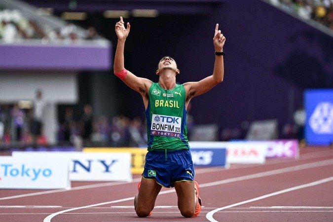 Caio Bonfim celebra a terceira conquista em Mundiais: antes, foi bronze em Londres-2017  e em Budapeste-2023       -  (crédito: Jewel Samad/AFP)