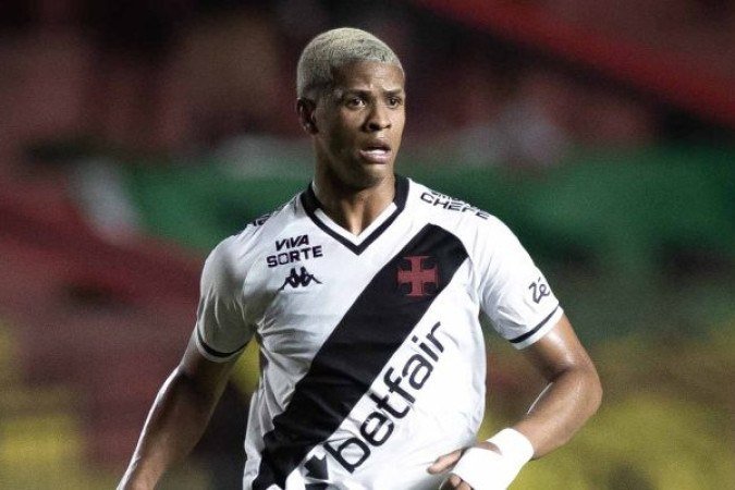 BARROS - Não repetiu a boa atuação do jogo de ida, tomando decisões erradas, como em lance que originou o gol do Botafogo. Melhorou na etapa final e teve pulmão até o fim do tempo normal. NOTA 5,5. Foto: Matheus Lima/Vasco