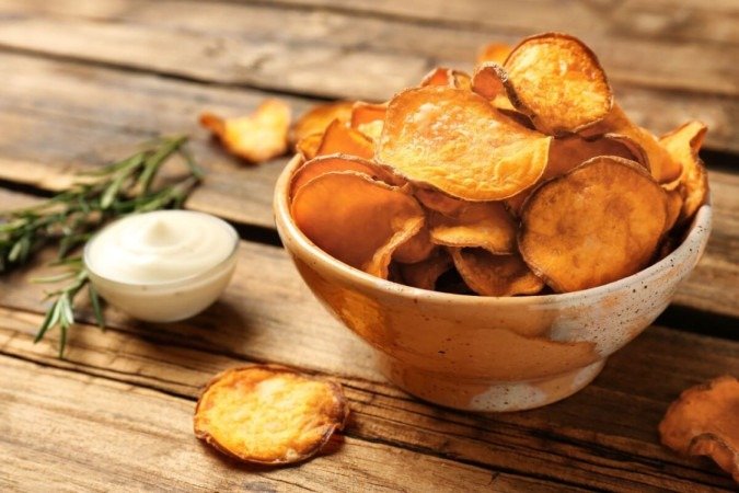 Chips de batata-doce com alecrim (Imagem: New Africa | Shutterstock) -  (crédito: EdiCase)