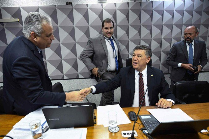 O relator da CPMI, Alfredo Gaspar (esq.) e o presidente da comissão, senador Carlos Viana (sentado) durante sessão que ouviu ex-ministro do governo Bolsonaro, Ahmed Mohamad (José Carlos) Oliveira (fundo à dir.) na quinta (11)
       -  (crédito: Carlos Moura/Agência Senado)