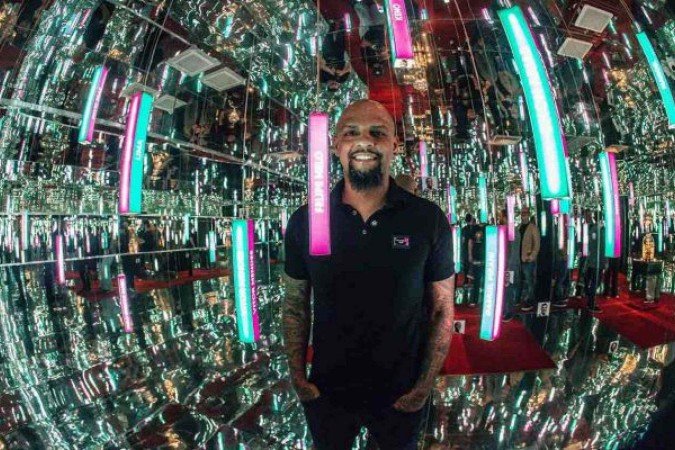 Felipe Melo em visita à sala de troféus do Fluminense -  (crédito: Foto: Lucas Merçon/Fluminense)