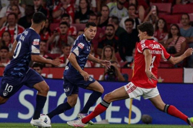 Jogadores de Benfica e Santa Clara em disputa de bola no Campeonato Português -  (crédito: Foto: Divulgação/Santa Clara)