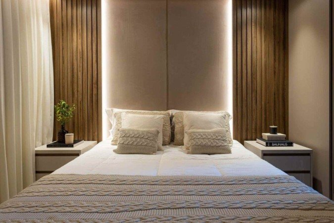Os livros podem tornar a decoração mais charmosa e funcional (Projeto: VilaVille Arquitetura e Interiores | Imagem: Robson Fotógrafo) -  (crédito: EdiCase)