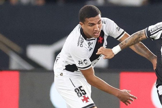 MATEUS CARVALHO - Entrou na vaga de Tchê Tchê logo no início do jogo e claramente sentiu o peso de um clássico. Errou quase tudo o que tentou. Não à toa, saiu na etapa final. NOTA 4,5. Foto: Vitor Silva/Botafogo