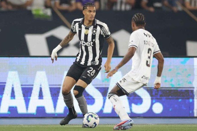 NEWTON - O jovem marcou e se entregou em campo, sem comprometer o lado defensivo. No segundo tempo, concedeu alguns espaços desperdiçados pelos adversários. NOTA: 5,5. Foto: Vítor Silva/Botafogo