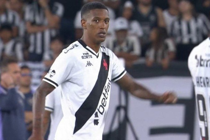 ROBERT RENAN - Estreante da noite, foi muito bem mesmo jogando pelo lado direito da zaga. Nas cobranças de pênalti, afastou os fantasmas recentes pelo Inter ao cobrar com perfeição, o que colocou o Vasco na semifinal. NOTA 8,0. Foto: Reprodução de TV