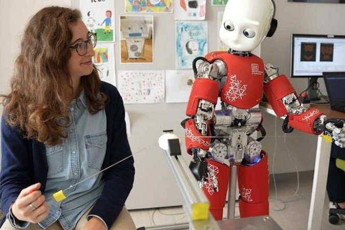 Voluntários executaram com o protótipo uma tarefa simples, mas que exige sincronia: serrar uma barra usando um fio de aço. Experimento abre caminho para a convivência de humanos e robôs -  (crédito: Istituto Italiano di Tecnologia/Divulgação ) Voluntários executaram com o protótipo uma tarefa simples, mas que exige sincronia: serrar uma barra usando um fio de aço. Experimento abre caminho para a convivência de humanos e robôs -  (crédito: Istituto Italiano di Tecnologia/Divulgação )