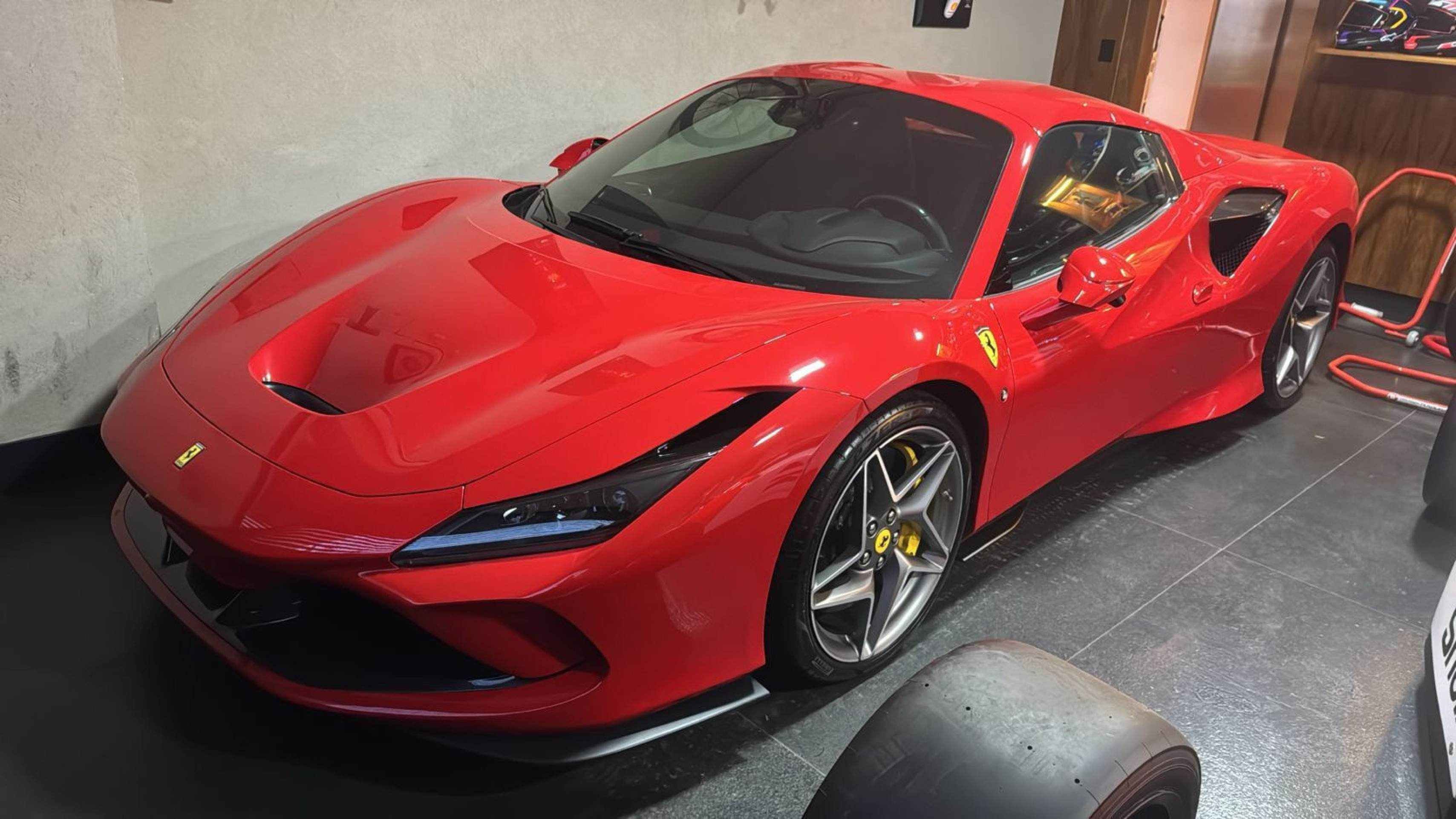 PF apreende Ferrari, armas e obras de arte em operação que prendeu Careca do INSS