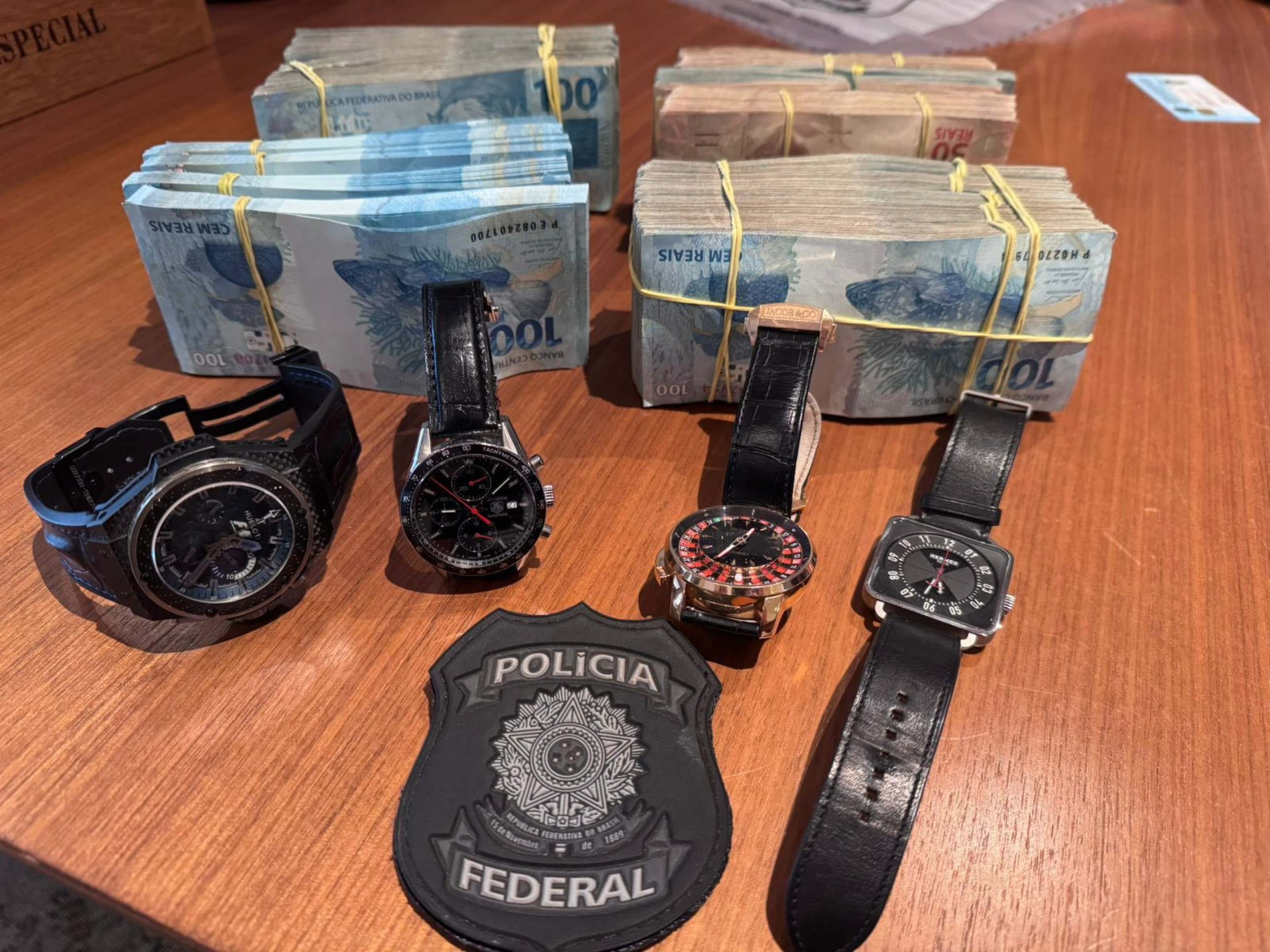PF apreende Ferrari, armas e obras de arte em operação que prendeu Careca do INSS