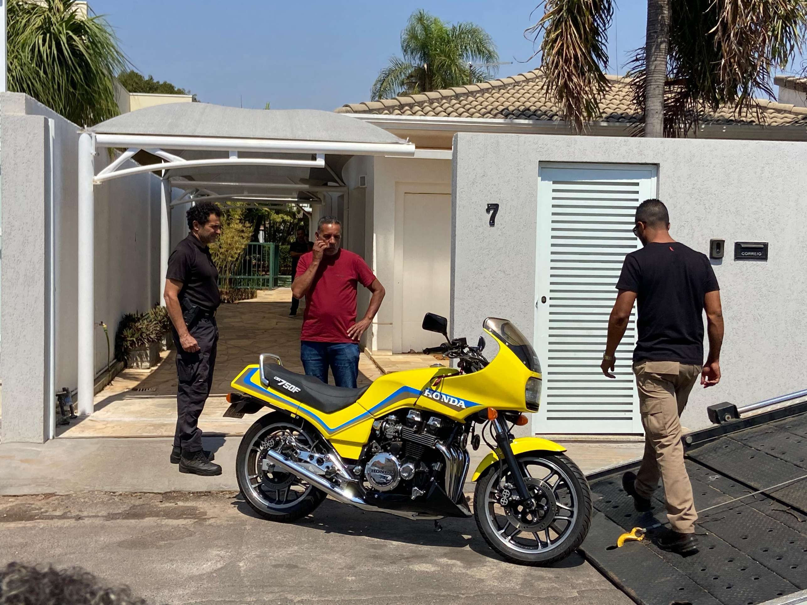 Carros e motos de colecionador foram apreendidos na casa do Careca do INSS, no Lago Sul