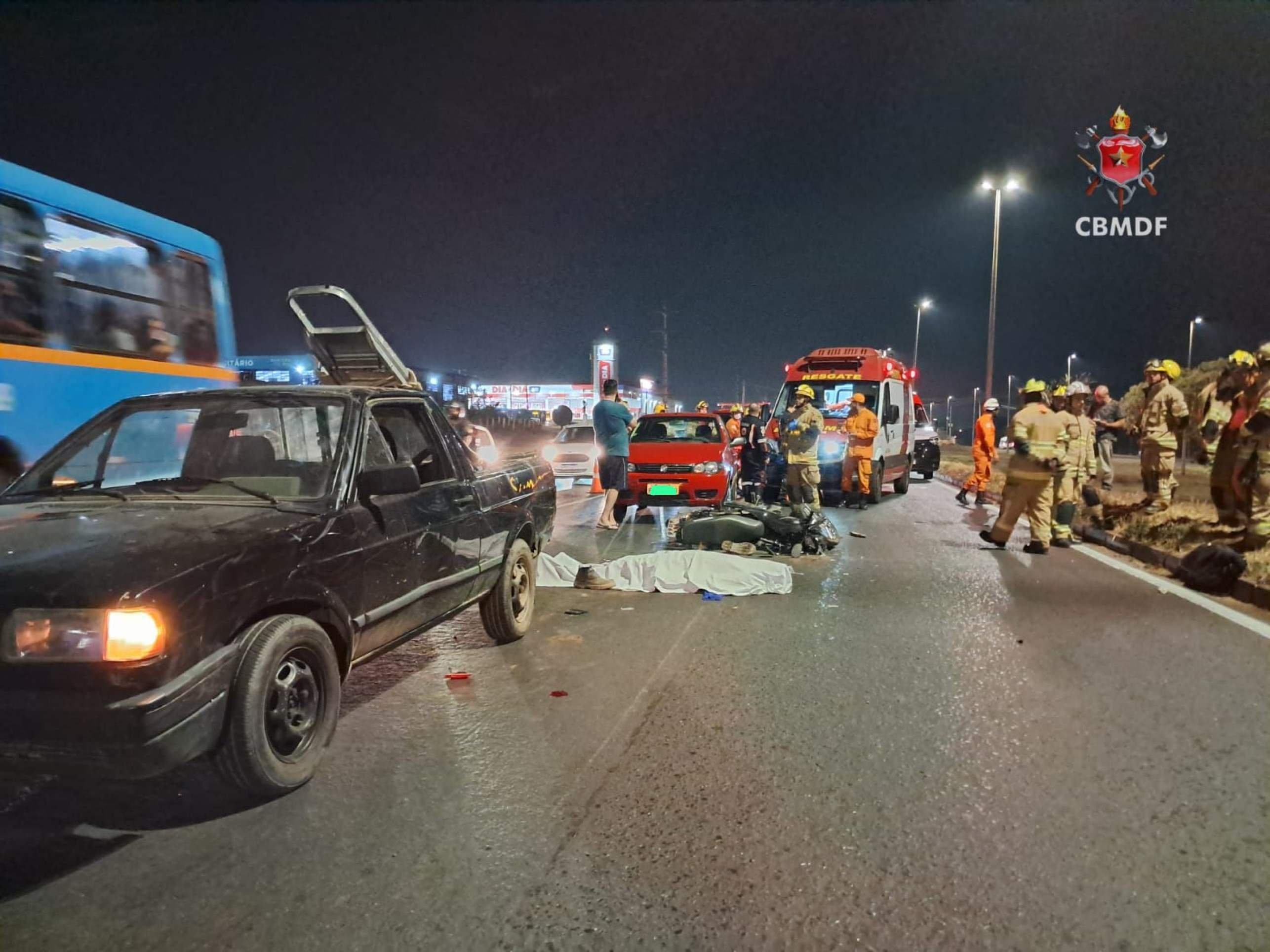 Batida entre carro e moto deixa um morto e outro ferido em Samambaia